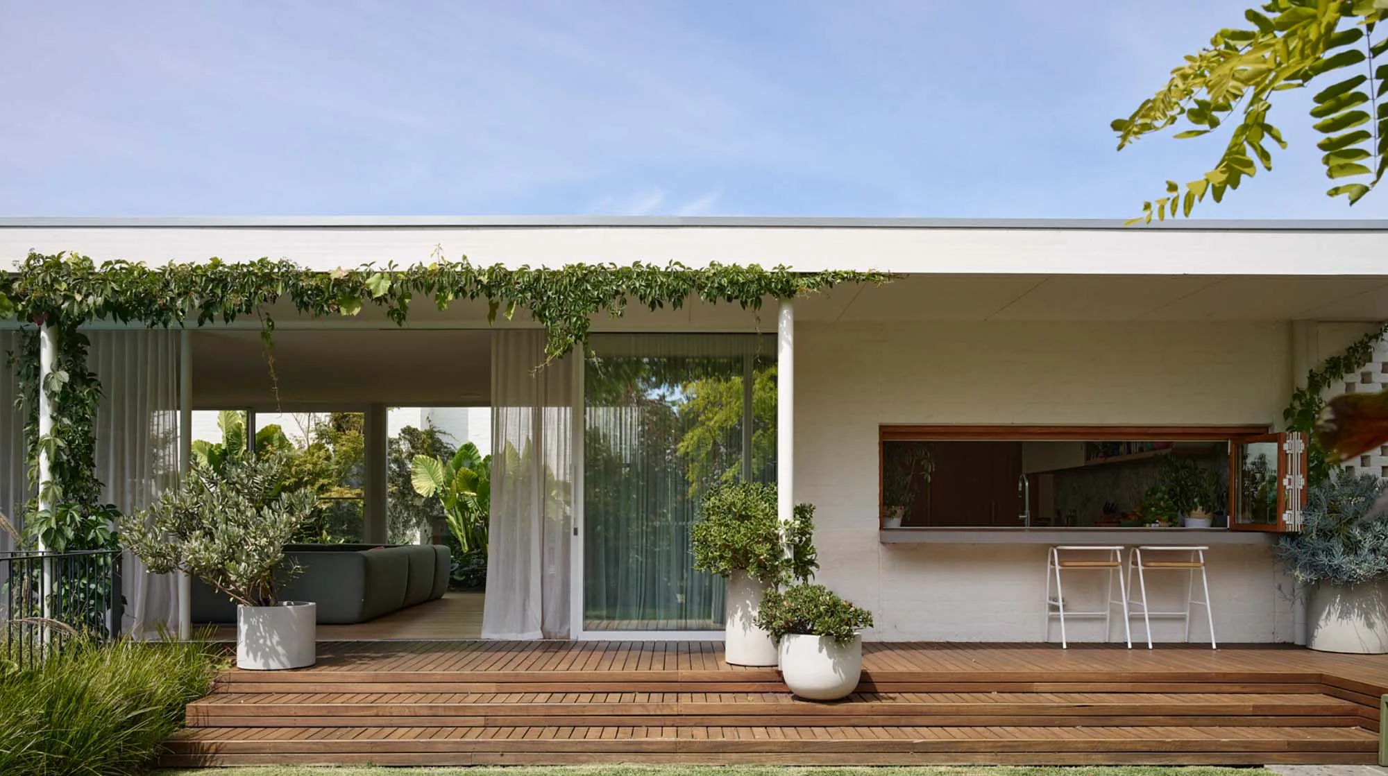 Brighton East Garden House — Covered deck and outdoor counter